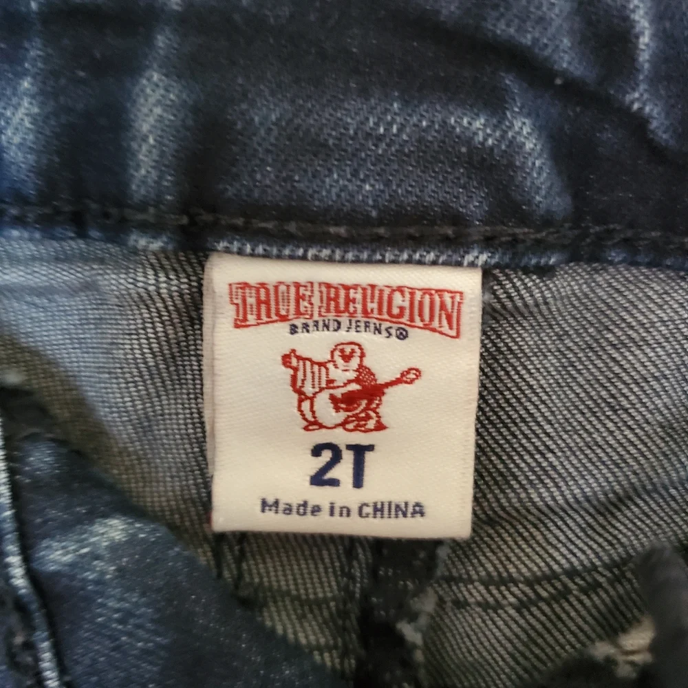 Toddler true religion distressed deni shorts.‎ Size 2T.